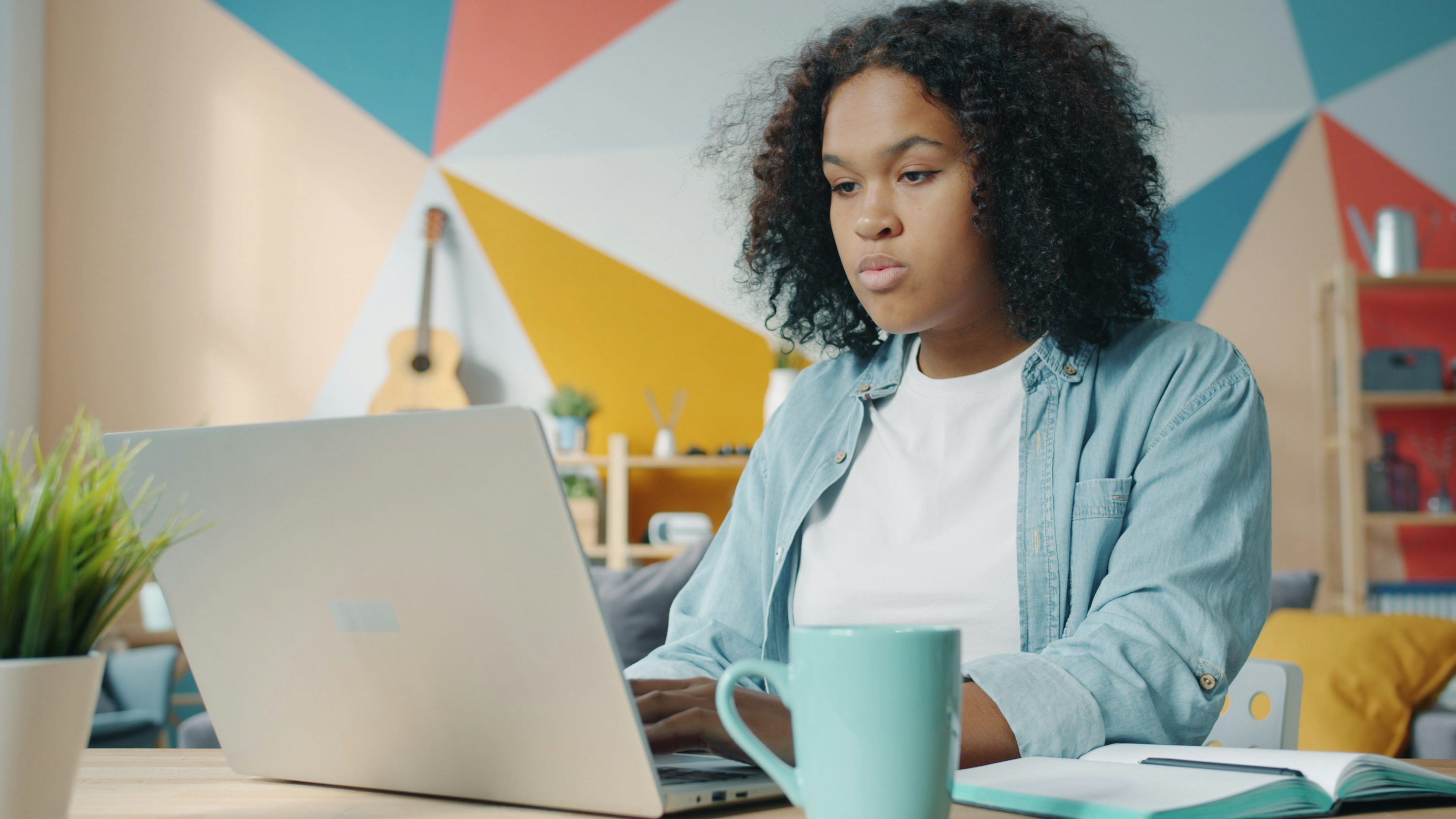 Eine Frau arbeitet zuhause am Laptop